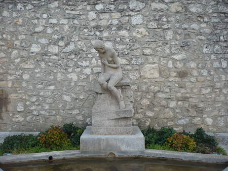 Fontaine de l'Adolescente, bassin construit en 1937, statue offerte par Mr Marcel CLAPIER